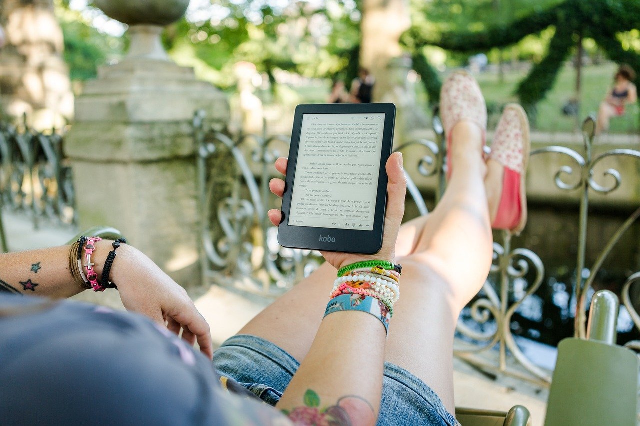 Frau hält einen kobo E-Reader