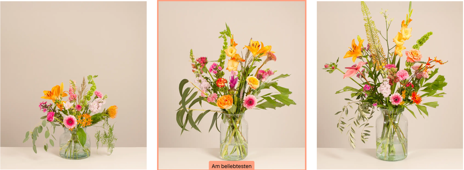 Drei Blumensträuße in unterschiedlichen Größen.